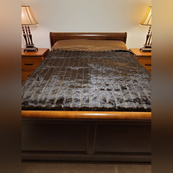 Donna Salyers Fabulous Fur Brown Throw - Picture 4 of 11